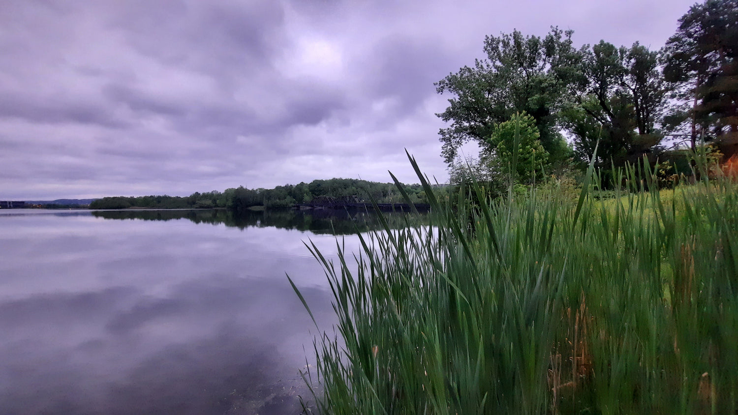 Trouve Le Pont Noir Du 4 Juin 2021 (Vue Q13) 5H08 Lac Des Nations De Sherbrooke Réflexion Grise