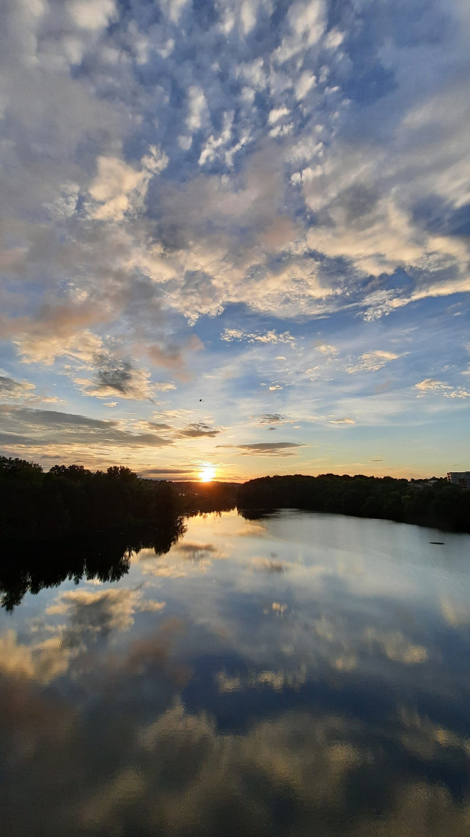 Trouve Le Soleil Sherbrooke 14 Juillet 2021 (Vue Sure) Rivière Magog Sur Pont Jacques Cartier 5H26