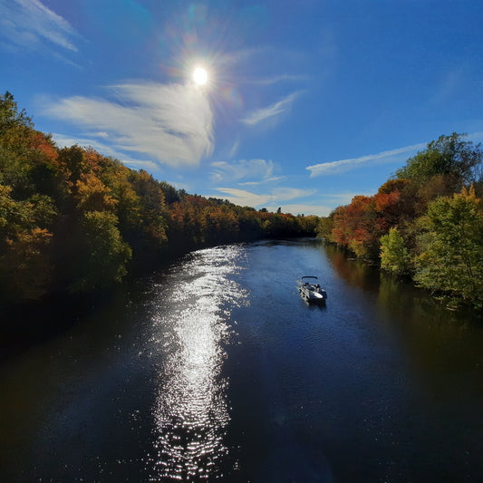 2022-10-02 Trouve Le Soleil Et Bateau Sur La Rivière Magog (Vue Srso)