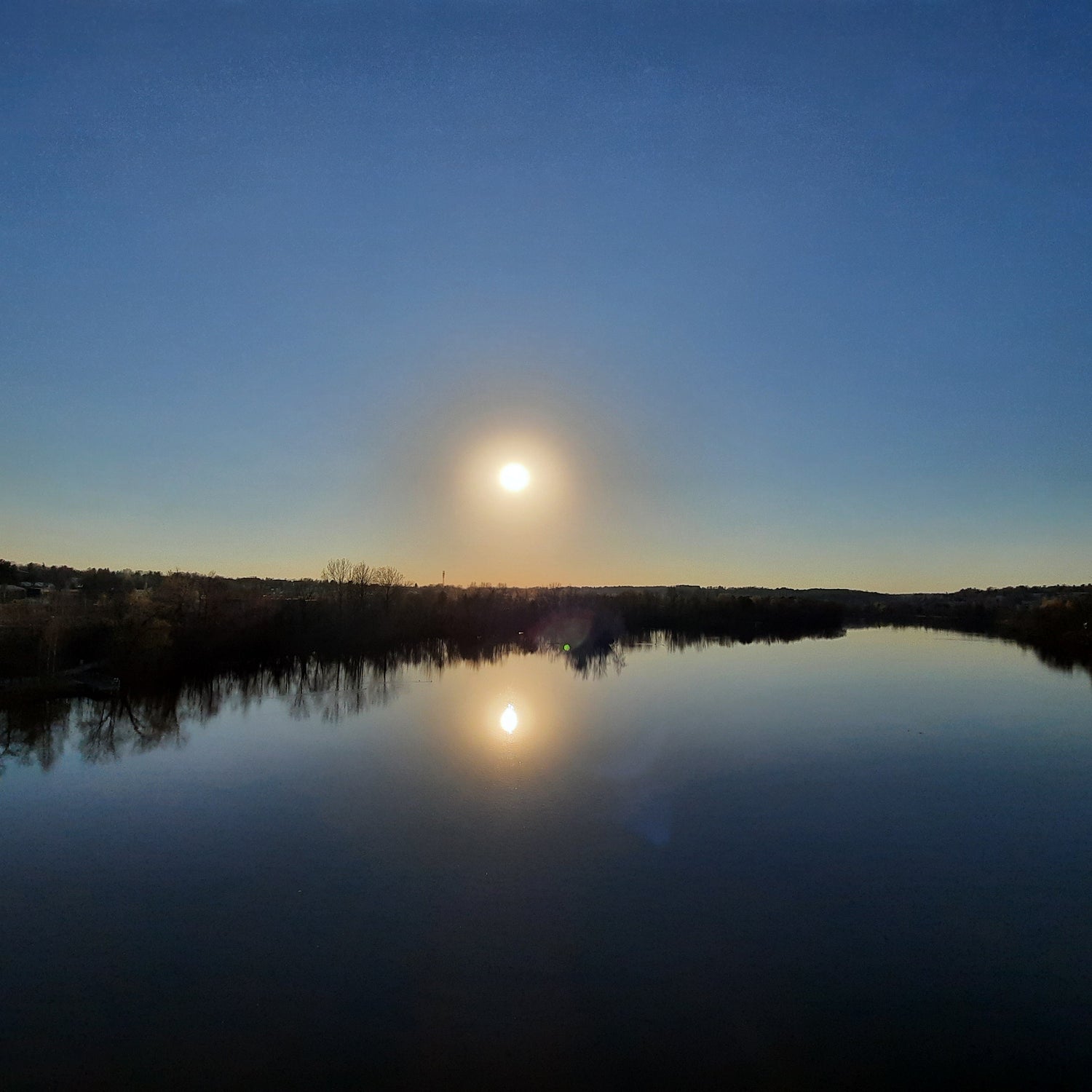 2023-04-15 Le Soleil Sur La Riviere Magog (Vue Sureo)